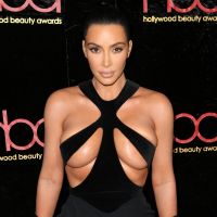 Kim Kardashian, audacieuse, montre presque tout dans une robe vintage osée
