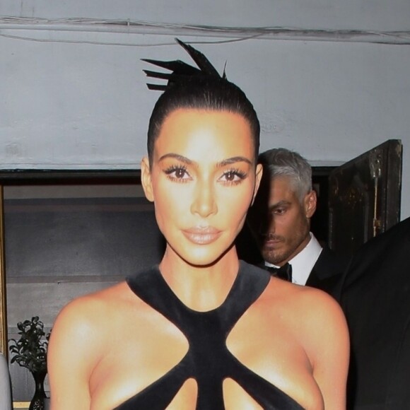Kim Kardashian porte une robe très dénudée à la sortie de la 5ème soirée annuelle Beauty Awards à Hollywood, Los Angeles, le 17 février 2019.