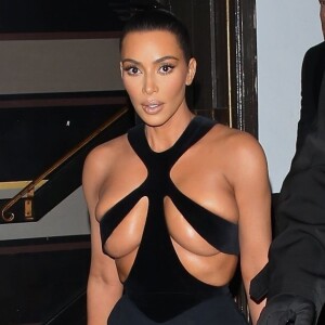 Kim Kardashian porte une robe très dénudée à la sortie de la 5ème soirée annuelle Beauty Awards à Hollywood, Los Angeles, le 17 février 2019.