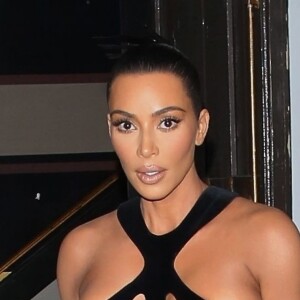 Kim Kardashian porte une robe très dénudée à la sortie de la 5ème soirée annuelle Beauty Awards à Hollywood, Los Angeles, le 17 février 2019.