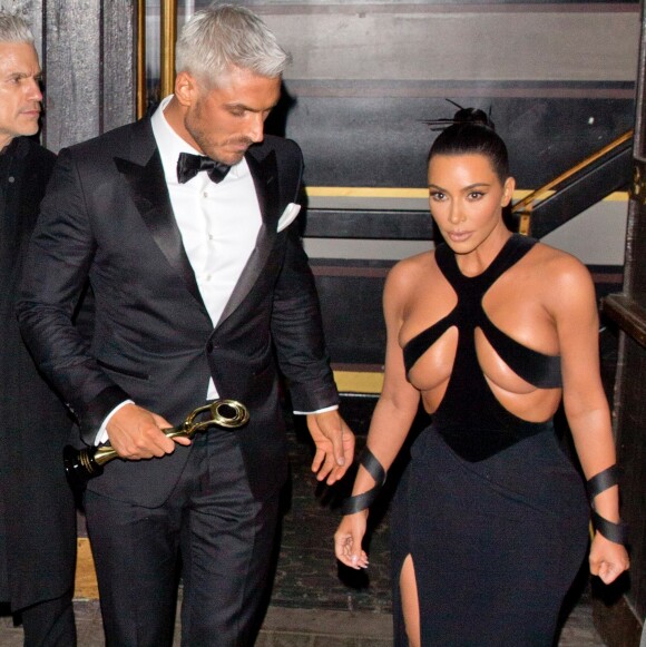 Kim Kardashian porte une robe très dénudée à la sortie de la 5ème soirée annuelle Beauty Awards à Hollywood, Los Angeles. Kim est allée soutenir son ami le styliste Chris Appleton qui a remporté un award. Le 17 février 2019.