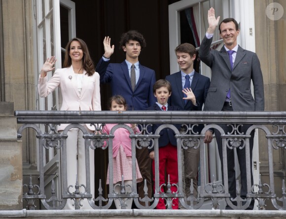 La princesse Marie et le prince Joachim de Danemark avec leurs enfants le prince Nikolai et le prince Felix (issus du premier mariage du prince Joachim) et la princesse Athena et le prince Henrik le 16 avril 2018 au balcon du palais royal d'Amalienborg à Copenhague pour le 78e anniversaire de la reine Margrethe II.