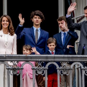 La princesse Marie et le prince Joachim de Danemark avec leurs enfants le prince Nikolai et le prince Felix (issus du premier mariage du prince Joachim) et la princesse Athena et le prince Henrik le 16 avril 2018 au balcon du palais royal d'Amalienborg à Copenhague pour le 78e anniversaire de la reine Margrethe II.