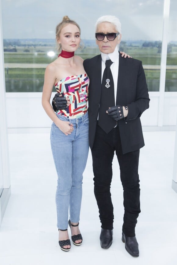 Lily-Rose Depp et Karl Lagerfeld - Backstage lors du défilé de mode "Chanel", collection prêt-à-porter printemps-été 2016, au Grand Palais à Paris. Le 6 Octobre 2015.