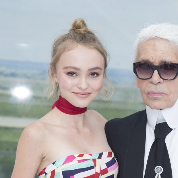 Lily-Rose Depp et Karl Lagerfeld - Backstage lors du défilé de mode "Chanel", collection prêt-à-porter printemps-été 2016, au Grand Palais à Paris. Le 6 Octobre 2015.