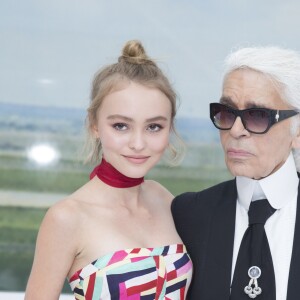 Lily-Rose Depp et Karl Lagerfeld - Backstage lors du défilé de mode "Chanel", collection prêt-à-porter printemps-été 2016, au Grand Palais à Paris. Le 6 Octobre 2015.