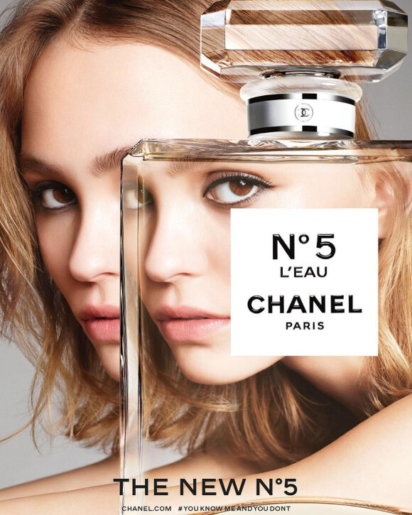 Lily-Rose Depp, la fille de Vanessa Paradis, ambassadrice de la marque Chanel, pose pour la nouvelle campagne Chanel N°5 à Paris le 18 aout 2016.
