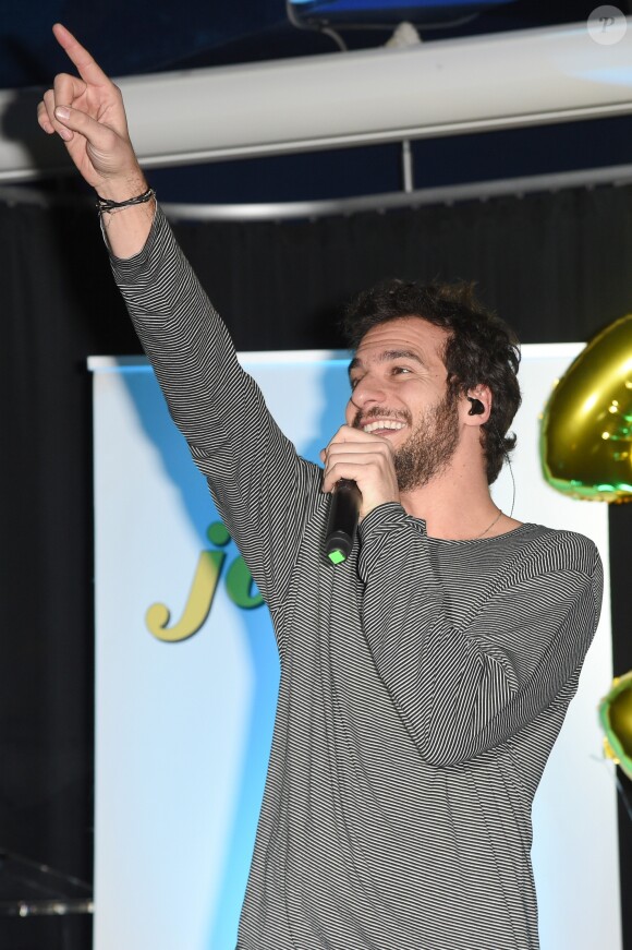 Le chanteur Amir Haddad lors du lancement de la 30ème édition de l'Opération Pièces Jaunes 2019 avec Lucrèce à l'Hôpital Necker-Enfants malades AP-HP à Paris, France, le 9 janvier 2019. © Coadic Guirec/Bestimage