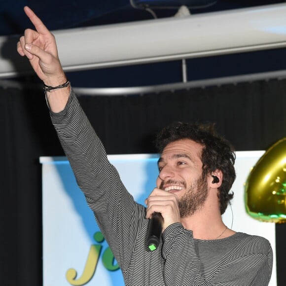 Le chanteur Amir Haddad lors du lancement de la 30ème édition de l'Opération Pièces Jaunes 2019 avec Lucrèce à l'Hôpital Necker-Enfants malades AP-HP à Paris, France, le 9 janvier 2019. © Coadic Guirec/Bestimage