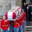La reine Margrethe II de Danemark entourée par sa famille aux obsèques de son mari le prince Henrik de Danemark en l'église du château de Christiansborg à Copenhague le 20 février 2018