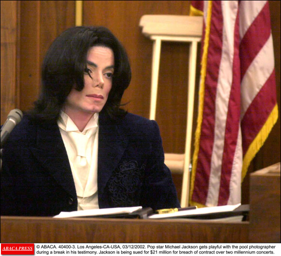 Michael Jackson au tribunal de Santa Maria en 2002. Le chanteur était accusé d'avoir annulé des concerts, causant la perte de plusieurs millions de dollars au promoteur.