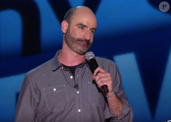 Brody Stevens rejouant son rôle de Very Bad Trip (The Hangover) sur Comedy Central. L'artiste comique est mort à 48 ans le 22 février 2019, retrouvé pendu à Los Angeles.