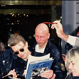 Peter Frampton et David Bowie à Paris en avril 1990, après un concert.