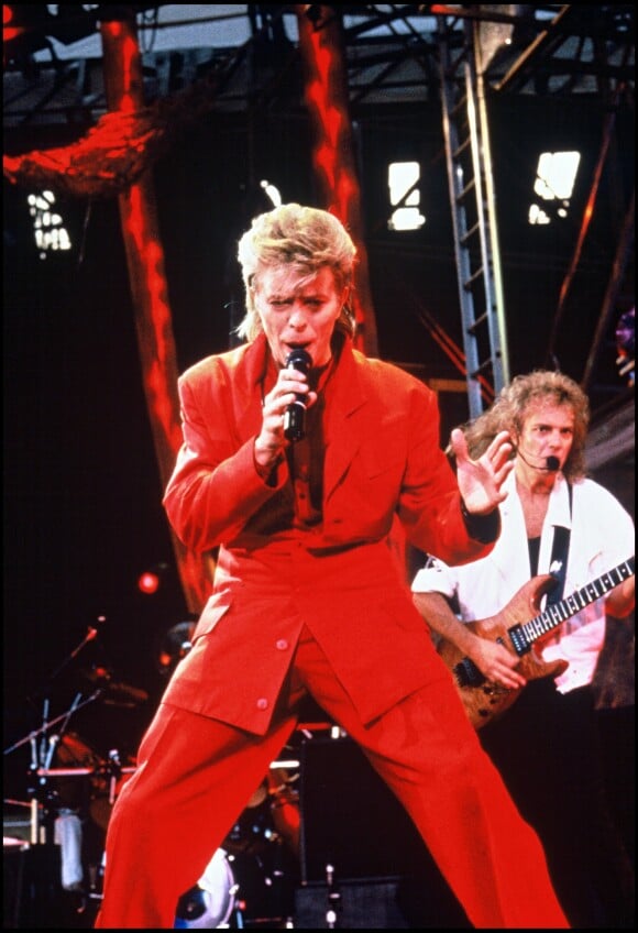 David Bowie avec Peter Frampton à la guitare en 1987.