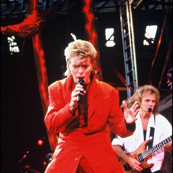 David Bowie avec Peter Frampton à la guitare en 1987.