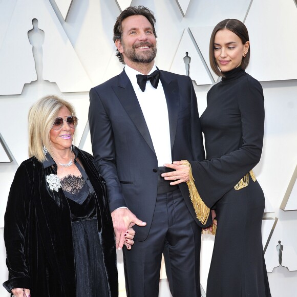 Bradley Cooper entre sa mère Gloria Campano et sa compagne Irina Shayk lors du photocall des arrivées de la 91ème cérémonie des Oscars 2019 au théâtre Dolby à Hollywood, Los Angeles, Californie, Etats-Unis, le 24 février 2019.  Celebs attending the 91st Annual Academy Awards at Dolby theater in Hollywood, Los Angeles, CA, USA, on February 24, 2019.24/02/2019 - Los Angeles