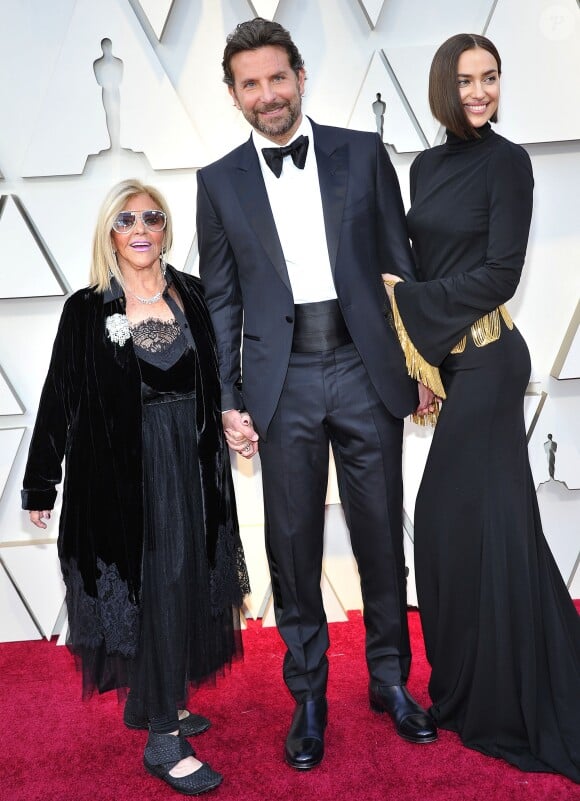 Bradley Cooper entre sa mère Gloria Campano et sa compagne Irina Shayk lors du photocall des arrivées de la 91ème cérémonie des Oscars 2019 au théâtre Dolby à Hollywood, Los Angeles, Californie, Etats-Unis, le 24 février 2019.  Celebs attending the 91st Annual Academy Awards at Dolby theater in Hollywood, Los Angeles, CA, USA, on February 24, 2019.24/02/2019 - Los Angeles