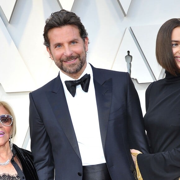 Bradley Cooper entre sa mère Gloria Campano et sa compagne Irina Shayk lors du photocall des arrivées de la 91ème cérémonie des Oscars 2019 au théâtre Dolby à Hollywood, Los Angeles, Californie, Etats-Unis, le 24 février 2019.  Celebs attending the 91st Annual Academy Awards at Dolby theater in Hollywood, Los Angeles, CA, USA, on February 24, 2019.24/02/2019 - Los Angeles