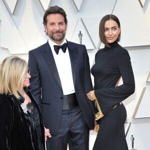 Bradley Cooper entre sa mère Gloria Campano et sa compagne Irina Shayk lors du photocall des arrivées de la 91ème cérémonie des Oscars 2019 au théâtre Dolby à Hollywood, Los Angeles, Californie, Etats-Unis, le 24 février 2019.  Celebs attending the 91st Annual Academy Awards at Dolby theater in Hollywood, Los Angeles, CA, USA, on February 24, 2019.24/02/2019 - Los Angeles