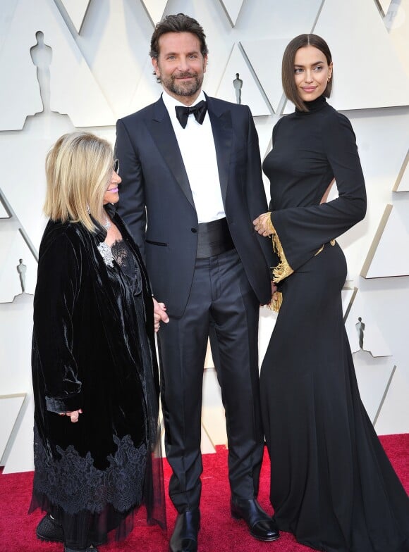 Bradley Cooper entre sa mère Gloria Campano et sa compagne Irina Shayk lors du photocall des arrivées de la 91ème cérémonie des Oscars 2019 au théâtre Dolby à Hollywood, Los Angeles, Californie, Etats-Unis, le 24 février 2019.  Celebs attending the 91st Annual Academy Awards at Dolby theater in Hollywood, Los Angeles, CA, USA, on February 24, 2019.24/02/2019 - Los Angeles