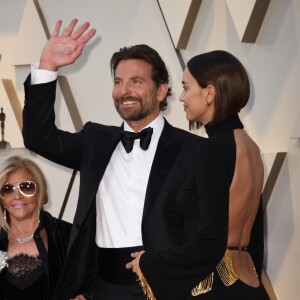 Bradley Cooper avec sa mère et Irina Shayk lors de la cérémonie des Oscars le 24 févrir 2019 à Los Angeles