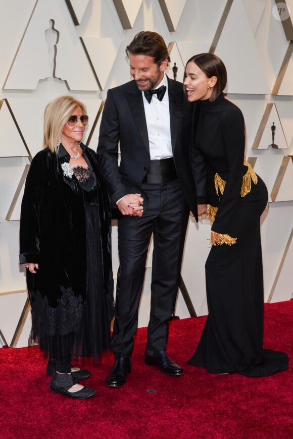 Bradley Cooper avec sa mère et Irina Shayk lors de la cérémonie des Oscars le 24 févrir 2019 à Los Angeles
