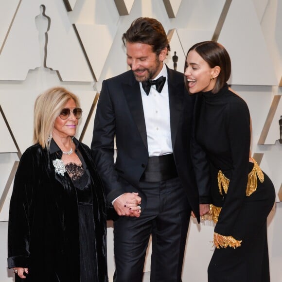 Bradley Cooper avec sa mère et Irina Shayk lors de la cérémonie des Oscars le 24 févrir 2019 à Los Angeles