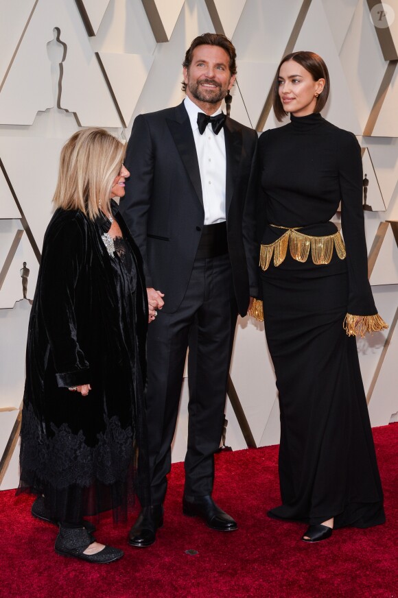 Bradley Cooper avec sa mère et Irina Shayk lors de la cérémonie des Oscars le 24 févrir 2019 à Los Angeles