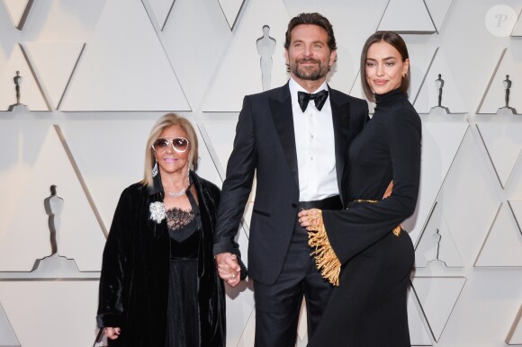 Bradley Cooper avec sa mère et Irina Shayk lors de la cérémonie des Oscars le 24 févrir 2019 à Los Angeles