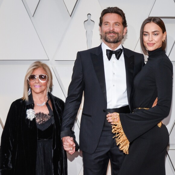 Bradley Cooper avec sa mère et Irina Shayk lors de la cérémonie des Oscars le 24 févrir 2019 à Los Angeles