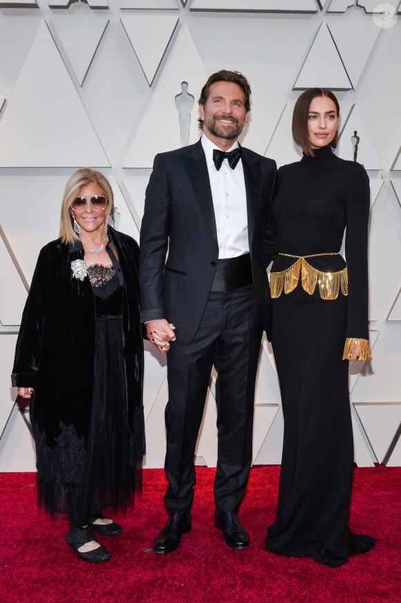 Bradley Cooper avec sa mère et Irina Shayk lors de la cérémonie des Oscars le 24 févrir 2019 à Los Angeles