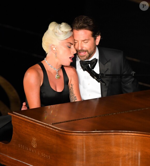 Bradley Cooper en duo avec Lady Gaga lors de la cérémonie des Oscars le 24 févrir 2019 à Los Angeles