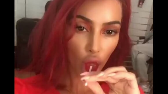 Kim Kardashian : Cheveux rouges et combi en latex, une transformation torride !