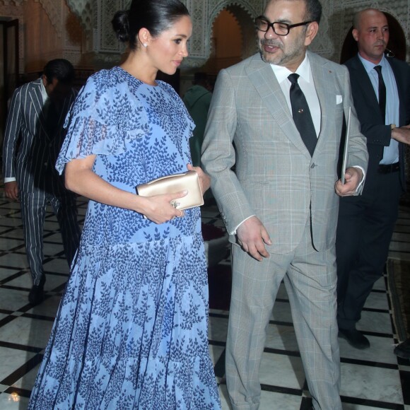 Le prince Harry et Meghan Markle, duchesse de Sussex, enceinte et en robe Carolina Herrera, ont été reçus par le roi Mohammed VI du Maroc et sa famille à la résidence royale à Salé le 25 février 2019 pour une cérémonie du thé et une audience privée, dernier engagement de leurs visite officielle au Maroc.