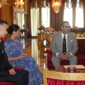 Le prince Harry et Meghan Markle, duchesse de Sussex, enceinte et en robe Carolina Herrera, ont été reçus par le roi Mohammed VI du Maroc et sa famille (à gauche : le prince héritier Moulay El Hassan ; à droite : le prince Moulay Rachid, la princesse Lalla Meryem et la princesse Lalla Hasna) à la résidence royale à Salé le 25 février 2019 pour une cérémonie du thé et une audience privée, dernier engagement de leurs visite officielle au Maroc.