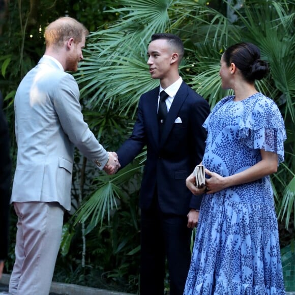 Le prince héritier Moulay El Hassan s'est chargé de dire au revoir au duc et à la duchesse de Sussex. Le prince Harry et Meghan Markle, duchesse de Sussex, enceinte et en robe Carolina Herrera, ont été reçus par le roi Mohammed VI du Maroc et sa famille à la résidence royale à Salé le 25 février 2019 pour une cérémonie du thé et une audience privée, dernier engagement de leurs visite officielle au Maroc.