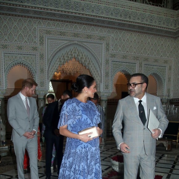 Le prince Harry et Meghan Markle, duchesse de Sussex, enceinte et en robe Carolina Herrera, ont été reçus par le roi Mohammed VI du Maroc et sa famille à la résidence royale à Salé le 25 février 2019 pour une cérémonie du thé et une audience privée, dernier engagement de leurs visite officielle au Maroc.