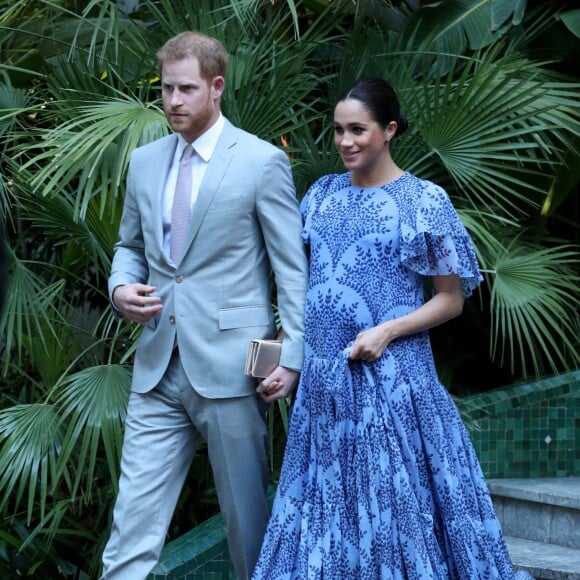 Le prince Harry et Meghan Markle, duchesse de Sussex, enceinte et en robe Carolina Herrera, ont été reçus par le roi Mohammed VI du Maroc et sa famille à la résidence royale à Salé le 25 février 2019 pour une cérémonie du thé et une audience privée, dernier engagement de leurs visite officielle au Maroc.