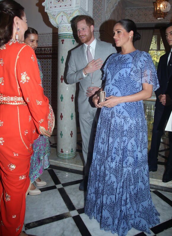 Le prince Harry et Meghan Markle, duchesse de Sussex, enceinte et en robe Carolina Herrera, ici salués par les princesses Lalla Hasnaa et Lalla Meryem, ont été reçus par le roi Mohammed VI du Maroc et sa famille à la résidence royale à Salé le 25 février 2019 pour une cérémonie du thé et une audience privée, dernier engagement de leurs visite officielle au Maroc.