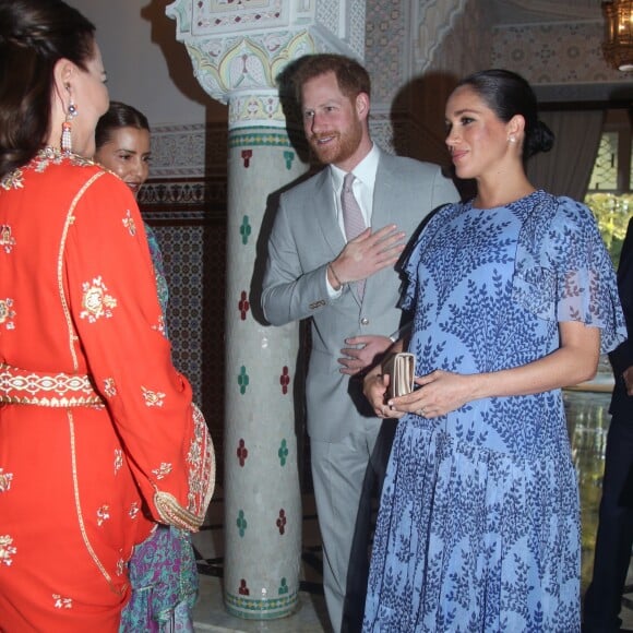 Le prince Harry et Meghan Markle, duchesse de Sussex, enceinte et en robe Carolina Herrera, ici salués par les princesses Lalla Hasnaa et Lalla Meryem, ont été reçus par le roi Mohammed VI du Maroc et sa famille à la résidence royale à Salé le 25 février 2019 pour une cérémonie du thé et une audience privée, dernier engagement de leurs visite officielle au Maroc.