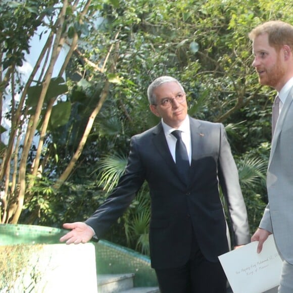 Le prince Harry et Meghan Markle, duchesse de Sussex, enceinte et en robe Carolina Herrera, ont été reçus par le roi Mohammed VI du Maroc et sa famille à la résidence royale à Salé le 25 février 2019 pour une cérémonie du thé et une audience privée, dernier engagement de leurs visite officielle au Maroc.