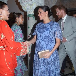 Le prince Harry et Meghan Markle, duchesse de Sussex, enceinte et en robe Carolina Herrera, ici salués par les princesses Lalla Hasnaa et Lalla Meryem, ont été reçus par le roi Mohammed VI du Maroc et sa famille à la résidence royale à Salé le 25 février 2019 pour une cérémonie du thé et une audience privée, dernier engagement de leurs visite officielle au Maroc.