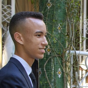 Le prince héritier Moulay El Hassan s'est chargé de dire au revoir au duc et à la duchesse de Sussex. Le prince Harry et Meghan Markle, duchesse de Sussex, enceinte et en robe Carolina Herrera, ont été reçus par le roi Mohammed VI du Maroc et sa famille à la résidence royale à Salé le 25 février 2019 pour une cérémonie du thé et une audience privée, dernier engagement de leurs visite officielle au Maroc.