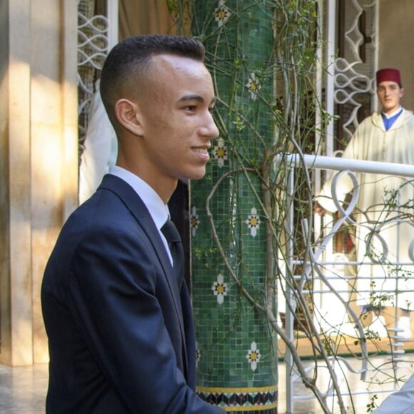 Le prince héritier Moulay El Hassan s'est chargé de dire au revoir au duc et à la duchesse de Sussex. Le prince Harry et Meghan Markle, duchesse de Sussex, enceinte et en robe Carolina Herrera, ont été reçus par le roi Mohammed VI du Maroc et sa famille à la résidence royale à Salé le 25 février 2019 pour une cérémonie du thé et une audience privée, dernier engagement de leurs visite officielle au Maroc.