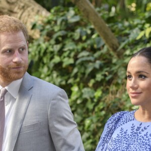 Le prince Harry et Meghan Markle, duchesse de Sussex, enceinte et en robe Carolina Herrera, ont été reçus par le roi Mohammed VI du Maroc et sa famille à la résidence royale à Salé le 25 février 2019 pour une cérémonie du thé et une audience privée, dernier engagement de leurs visite officielle au Maroc.