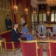 Le prince Harry et Meghan Markle, duchesse de Sussex, enceinte et en robe Carolina Herrera, ont été reçus par le roi Mohammed VI du Maroc et sa famille (à gauche : le prince héritier Moulay El Hassan ; à droite : le prince Moulay Rachid, la princesse Lalla Meryem et la princesse Lalla Hasna) à la résidence royale à Salé le 25 février 2019 pour une cérémonie du thé et une audience privée, dernier engagement de leurs visite officielle au Maroc. 