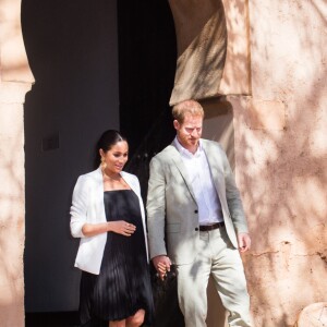 Le prince Harry, duc de Sussex, et Meghan Markle (enceinte), duchesse de Sussex, en visite aux Jardins andalous à Rabat lors de leur voyage officiel au Maroc, le 25 février 2019.