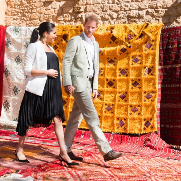 Le prince Harry, duc de Sussex, et Meghan Markle (enceinte), duchesse de Sussex, en visite aux Jardins andalous à Rabat lors de leur voyage officiel au Maroc, le 25 février 2019.