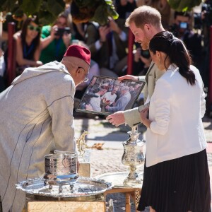 Le prince Harry, duc de Sussex, et Meghan Markle (enceinte), duchesse de Sussex, en visite aux Jardins andalous à Rabat lors de leur voyage officiel au Maroc, le 25 février 2019.