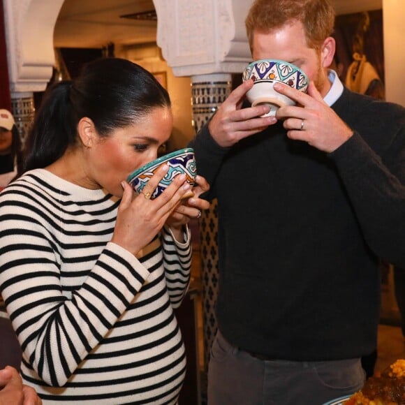 Le prince Harry, duc de Sussex, et Meghan Markle (enceinte), duchesse de Sussex, en visite à la Villa des Ambassadeurs, où les attendait un atelier culinaire, à Rabat lors de leur voyage officiel au Maroc le 25 février 2019